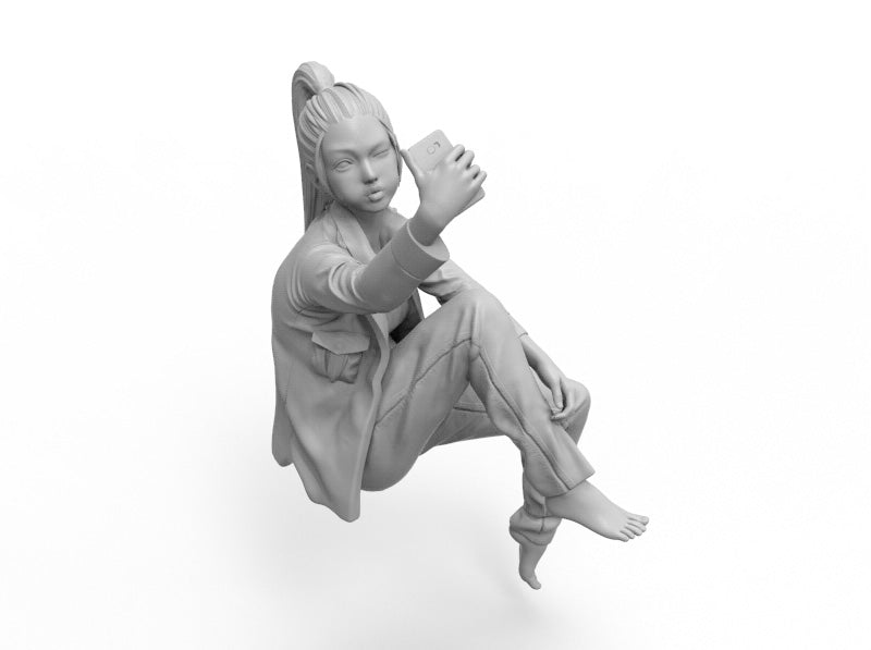 1/35 Resin Model Kit Beautiful Girl Woman Makes Selfie Unpainted