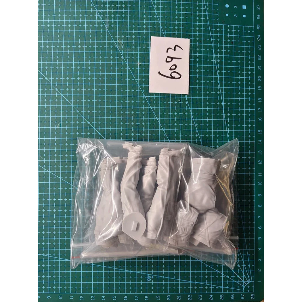 1/16 3pcs Resin Model Kit British Soldiers Tank Crew WW2 (no tank) Unpainted