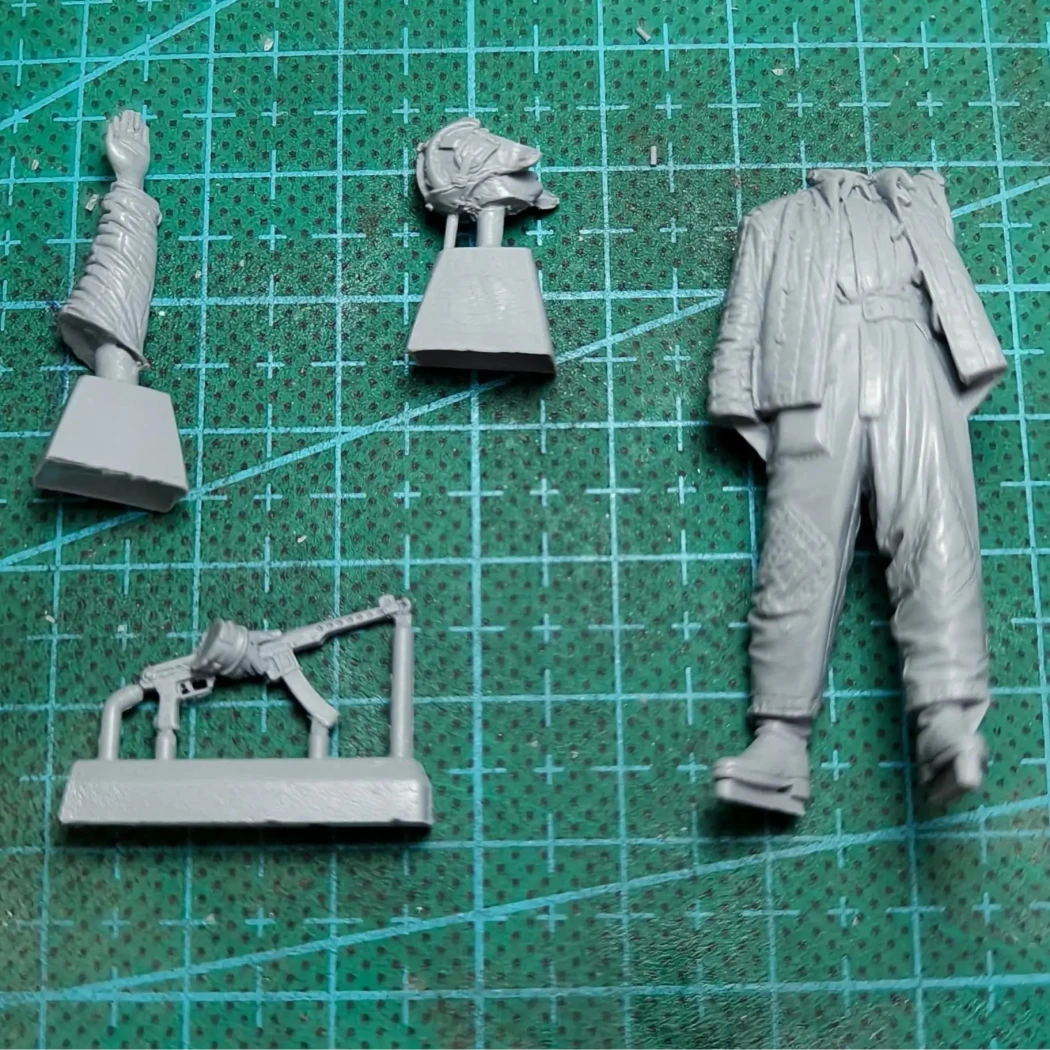 1/35 Resin Model Kit Soviet Soldier Tankman WW2 Unpainted