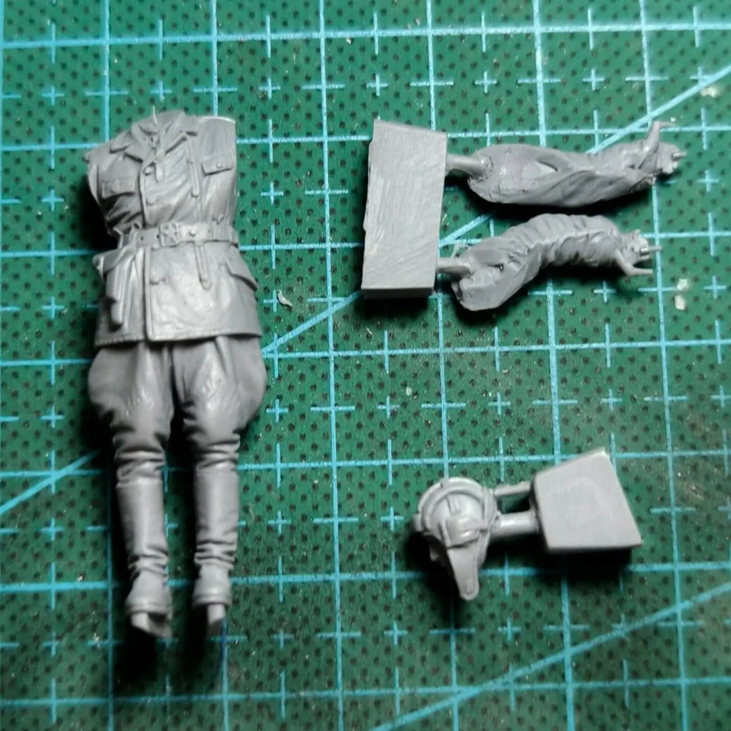 1/35 Resin Model Kit Soviet Soldier Tankman WW2 Unpainted