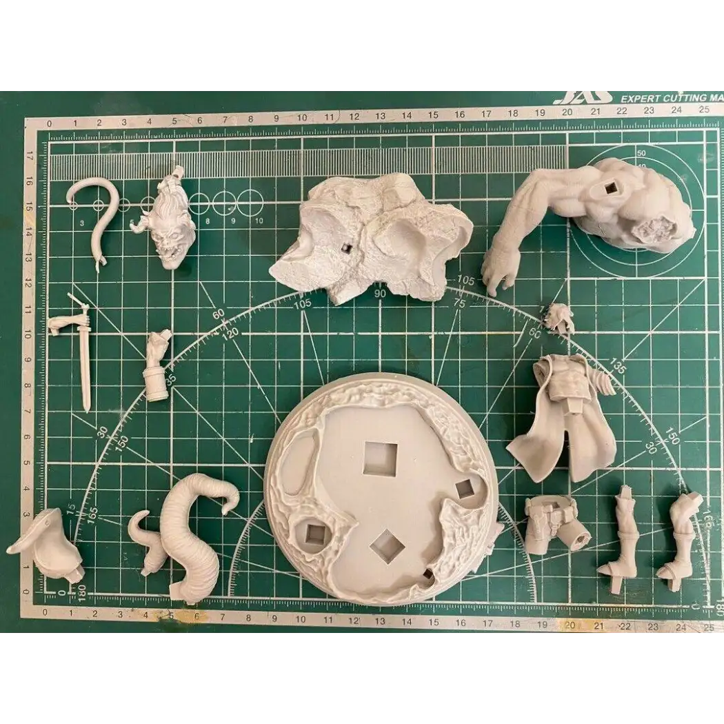 1/24 Resin Superhero Model Kit Hellboy Killed the Monster Unpainted - Model-Fan-Store