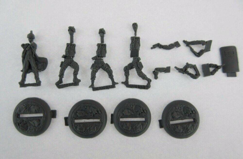 35mm 4pcs Resin Model Kit Commissioner and Police Gotem Unpainted - Model-Fan-Store
