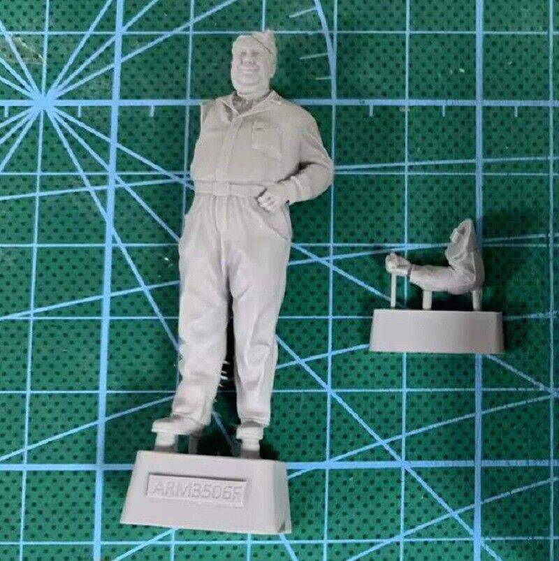 1/35 Resin Model Kit Soviet Soldier Pilot Movie WW2 Unpainted - Model-Fan-Store