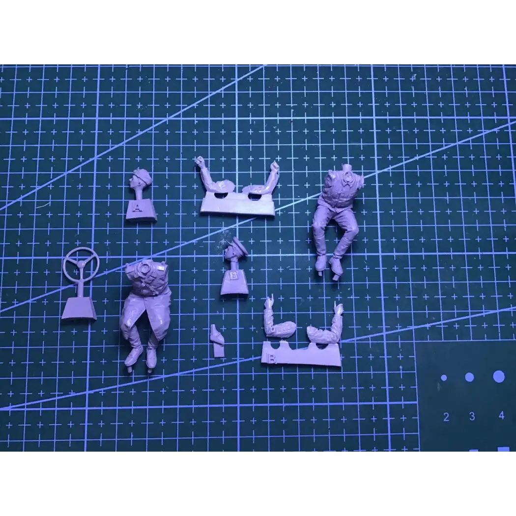 1/35 2pcs Resin Model Kit Soviet Soldiers Officer & Driver WW2 Unpainted - Model-Fan-Store