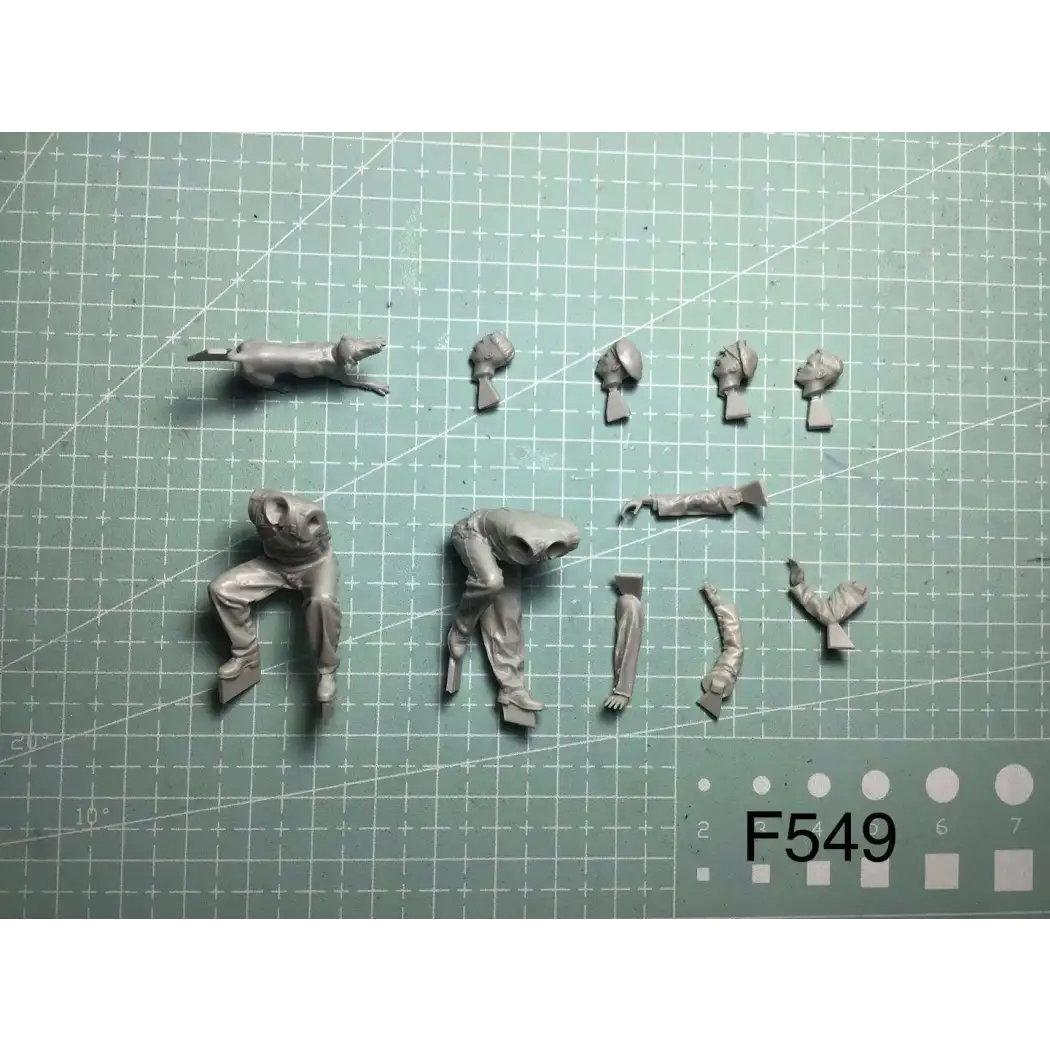 1/35 2pcs Resin Model Kit WW2 German Soldiers Tank Crew with Dog WW2 Unpainted - Model-Fan-Store