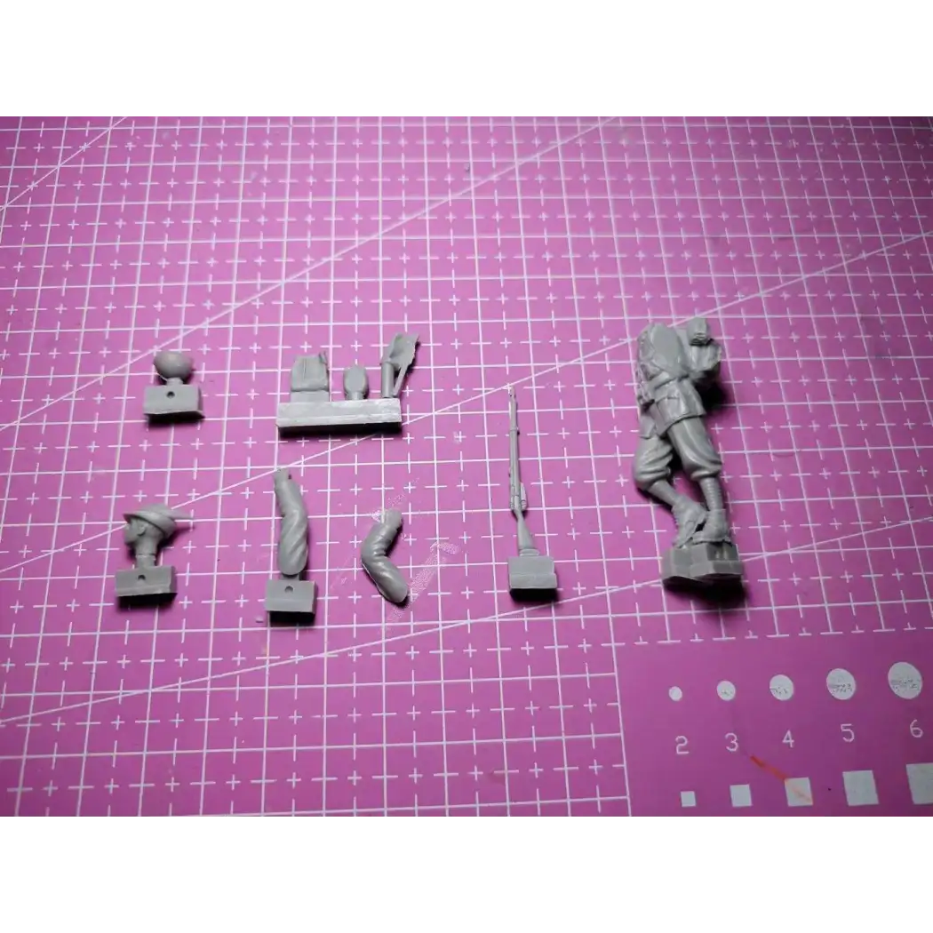 1/35 Resin Model Kit Italian Soldier Infantryman WW2 Unpainted - Model-Fan-Store