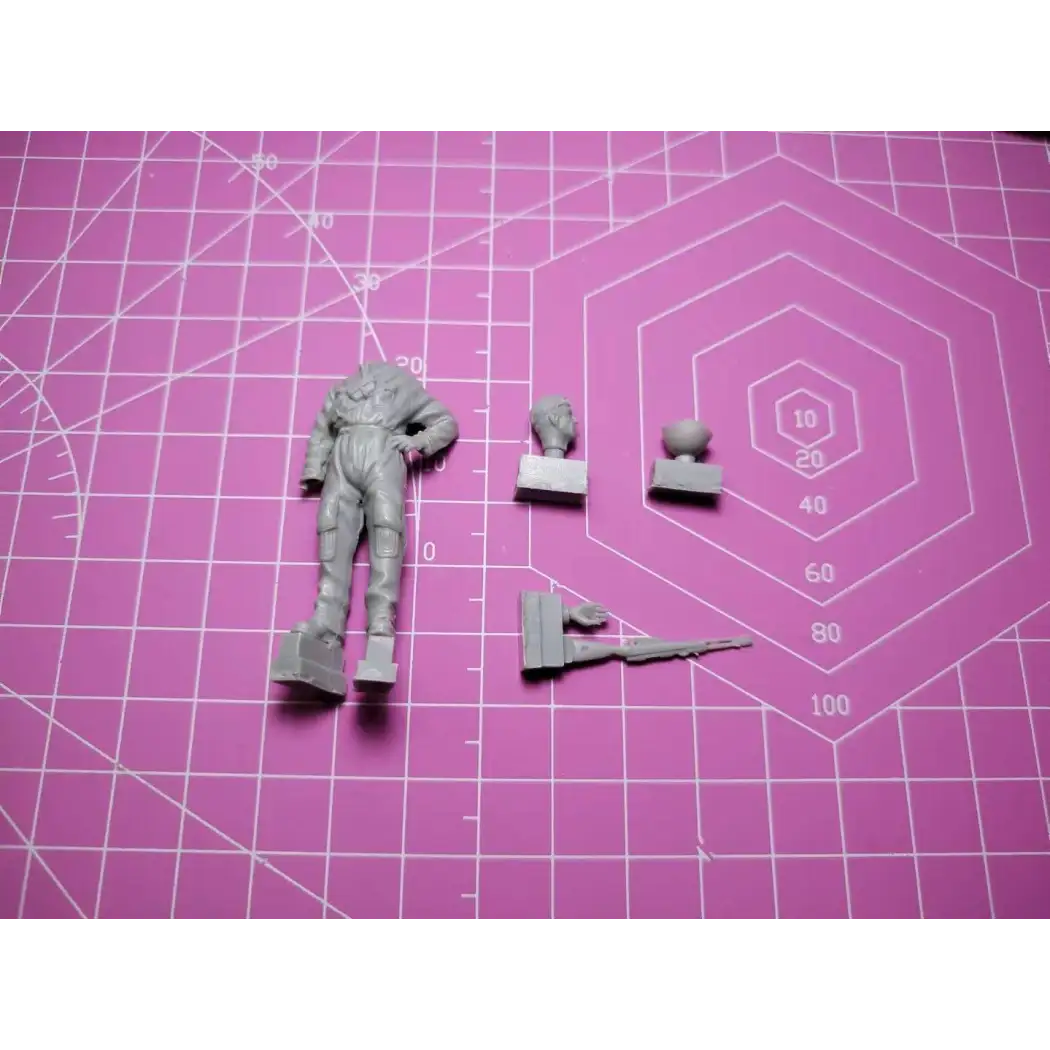 1/35 Resin Model Kit Italian Soldier Tankman WW2 Unpainted - Model-Fan-Store