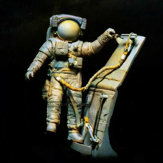 1/24 Resin Model Kit Astronaut In Open Space (With Base) Unpainted Full Figure Scale