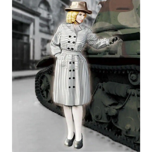 1/35 Resin Model Kit Girl Woman European Citizen WW2 Unpainted B1 - Model-Fan-Store