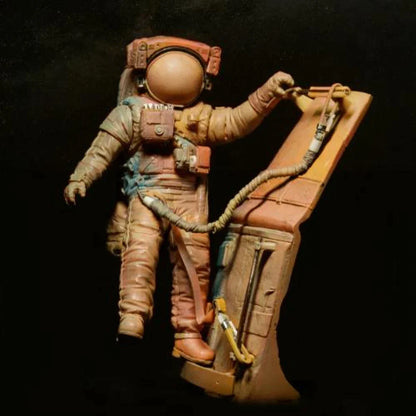 1/24 Resin Model Kit Astronaut In Open Space (With Base) Unpainted Full Figure Scale