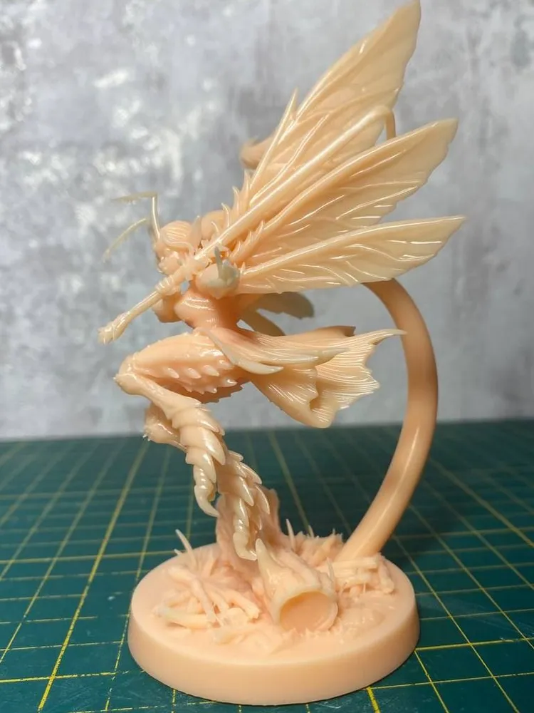 1/35 - 1/6 3D Print Model Kit Beautiful Girl Bee Unpainted