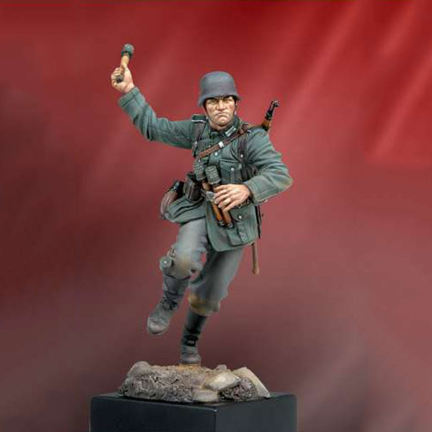 1/18 90mm Resin Model Kit German Soldier Throws a Grenade WW2 Unpainted