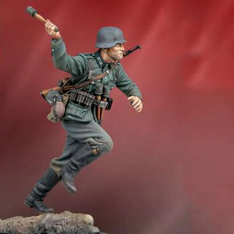 1/18 90mm Resin Model Kit German Soldier Throws a Grenade WW2 Unpainted