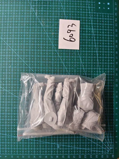 1/16  3pcs Resin Model Kit British Soldiers Tank Crew  WW2 (no tank) Unpainted