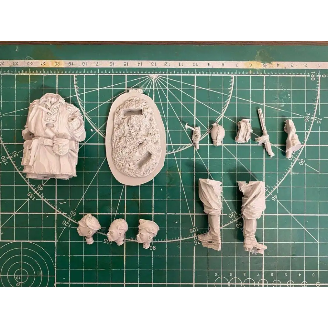 Unpainted Model Kit 1/16 Resin Model Kit German Soldiers Infantryman (3 heads) WW2 Unpaint ...