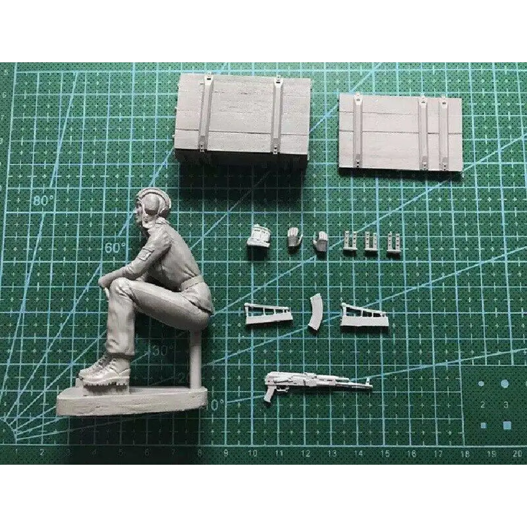 1/16 Resin Model Kit Soviet Soldier Beautiful Girl Tanker WW2 Unpainted - Model-Fan-Store