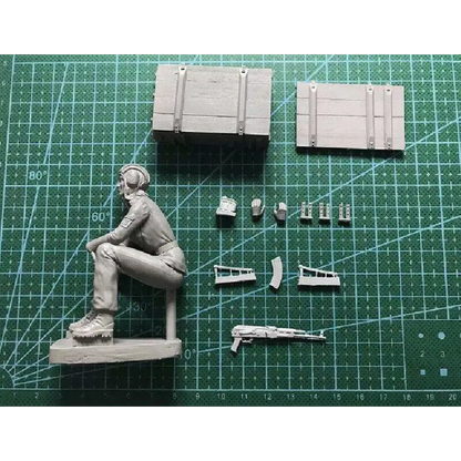 1/16 Resin Model Kit Soviet Soldier Beautiful Girl Tanker WW2 Unpainted - Model-Fan-Store