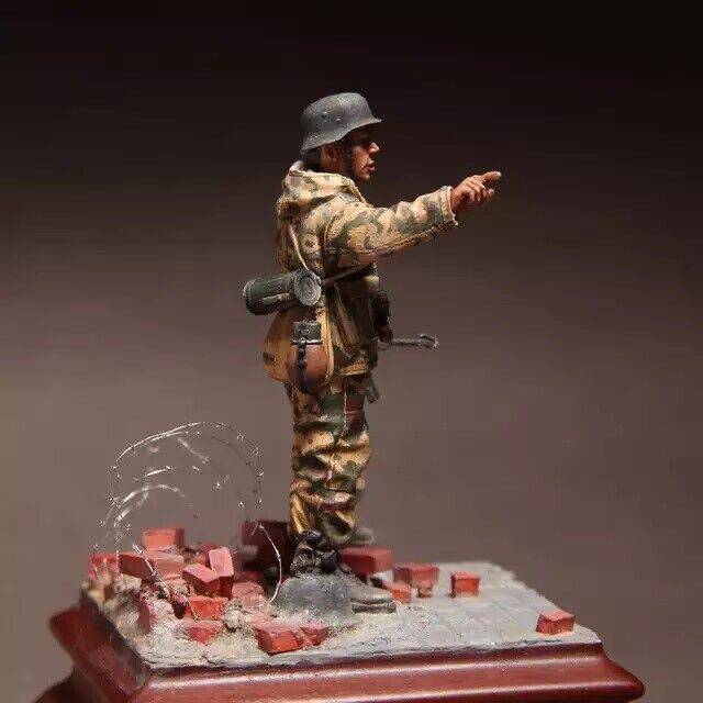 1/35 Resin Model Kit Winter German Soldier Infantryman WW2 Unapinted - Model-Fan-Store