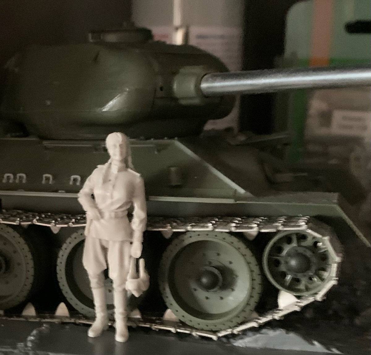1/35 Resin Model Kit Girl Soviet Soldier Tankman WW2 Unpainted - Model-Fan-Store