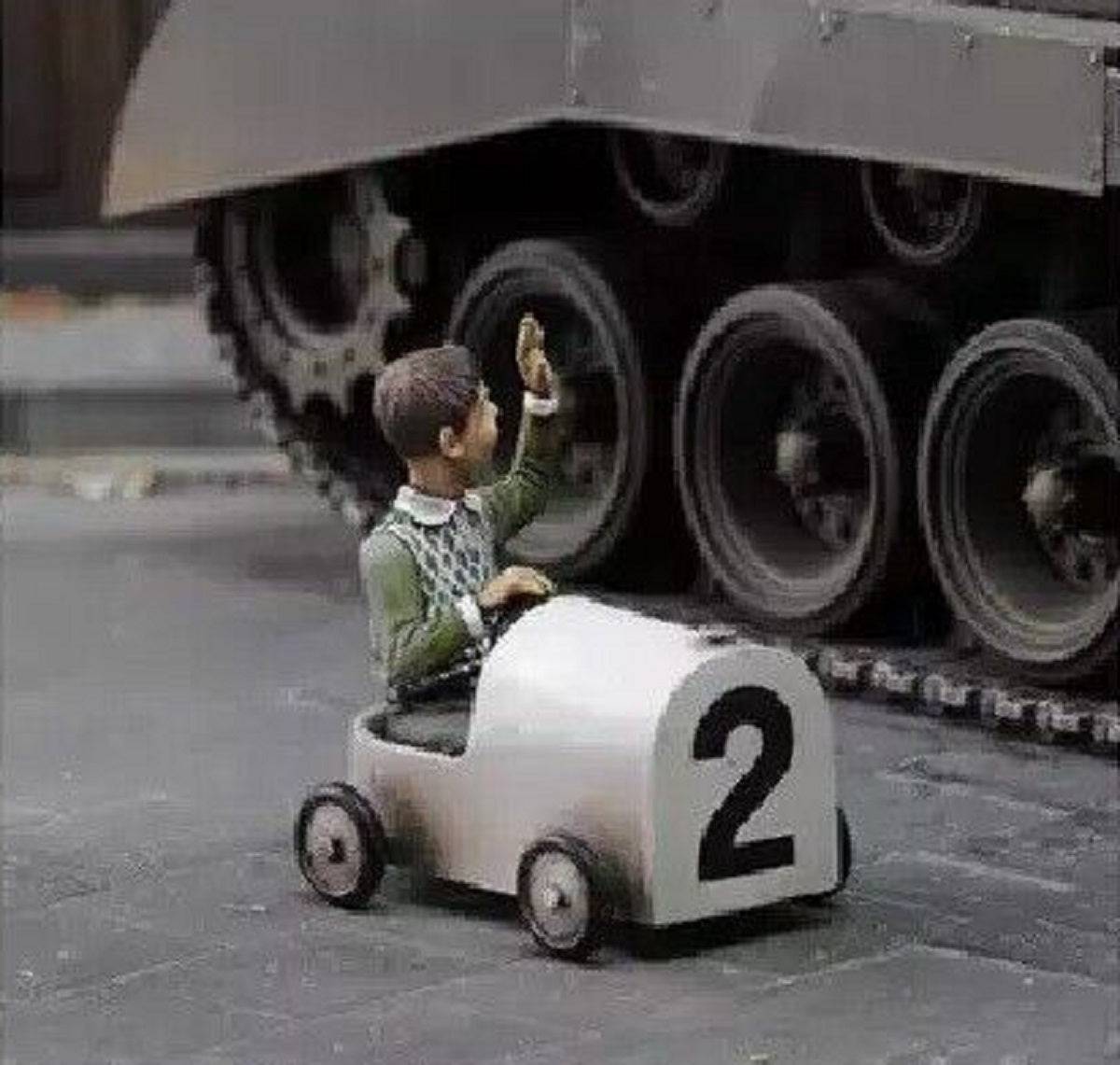 1/35 Resin Model Kit CHILDREN PLAYING (NO WHEEL) WW2 Unpainted - Model-Fan-Store