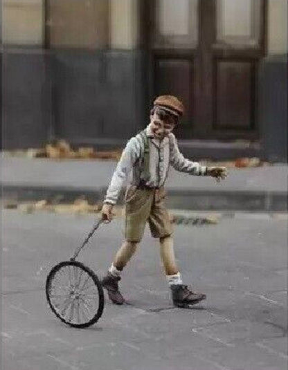 1/35 Resin Model Kit CHILDREN PLAYING (NO WHEEL) WW2 Unpainted - Model-Fan-Store