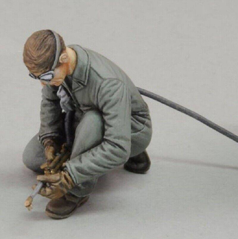 1/35 Resin Model Kit Geran Soldier Tank Mechanic WW2 Unpainted - Model-Fan-Store