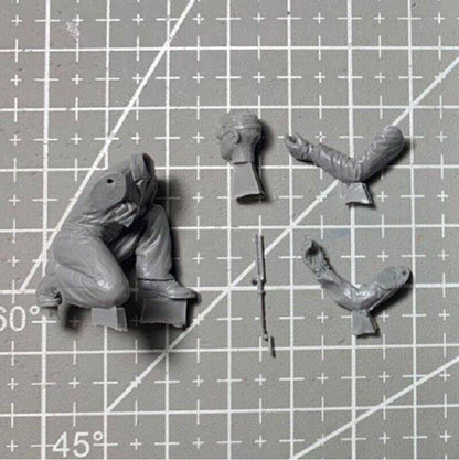 1/35 Resin Model Kit Geran Soldier Tank Mechanic WW2 Unpainted - Model-Fan-Store