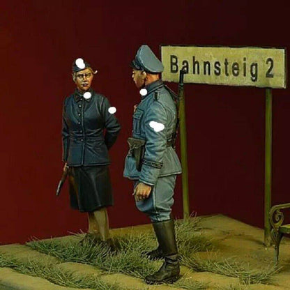 1/35 Resin Model Kit German Soldier and Regulator WW2 Unpainted - Model-Fan-Store