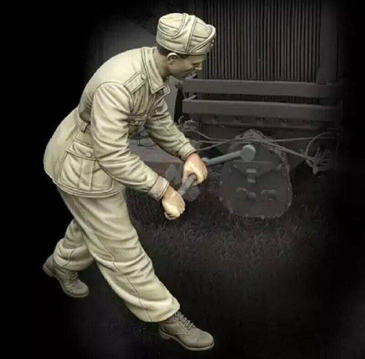 1/35 Resin Model Kit Italian Soldier Infantry Starts a Car WW2 Unpainted - Model-Fan-Store