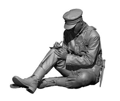 1/35 Resin Model Kit Soldier Writes a Letter WW2 Unpainted - Model-Fan-Store