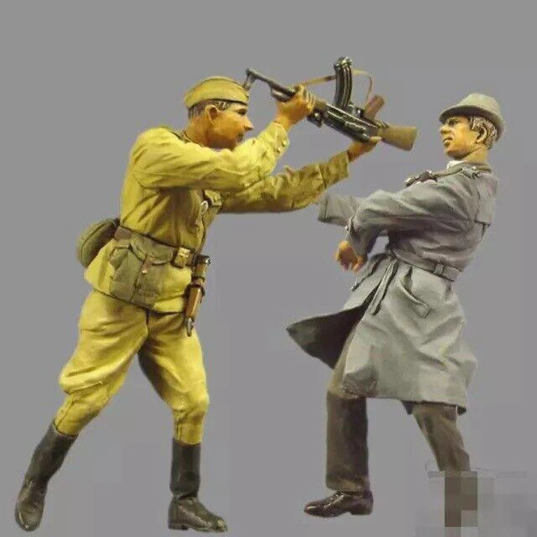 1/35 Resin Model Kit Soviet Soldier and Civilian WW2 Unpainted - Model-Fan-Store