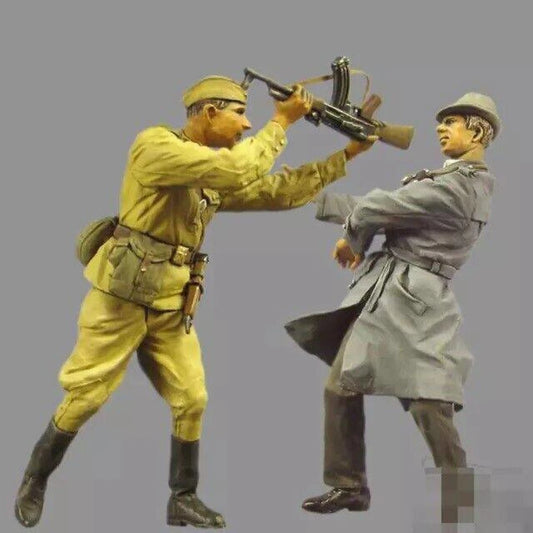 1/35 Resin Model Kit Soviet Soldier and Civilian WW2 Unpainted - Model-Fan-Store