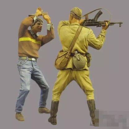 1/35 Resin Model Kit Soviet Soldier and Civilian WW2 Unpainted - Model-Fan-Store