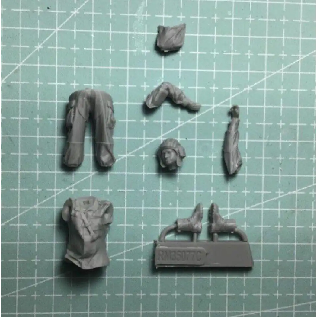 1/35 2pcs Resin Model Kit Modern Russian Soldiers Tank Crew Unpainted Unassembled - Model-Fan-Store