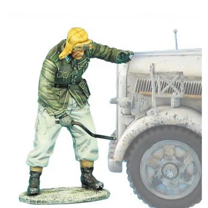 1/35 Resin Model Kit German Soldier Driver Starts the Car WW2 Unpainted - Model-Fan-Store