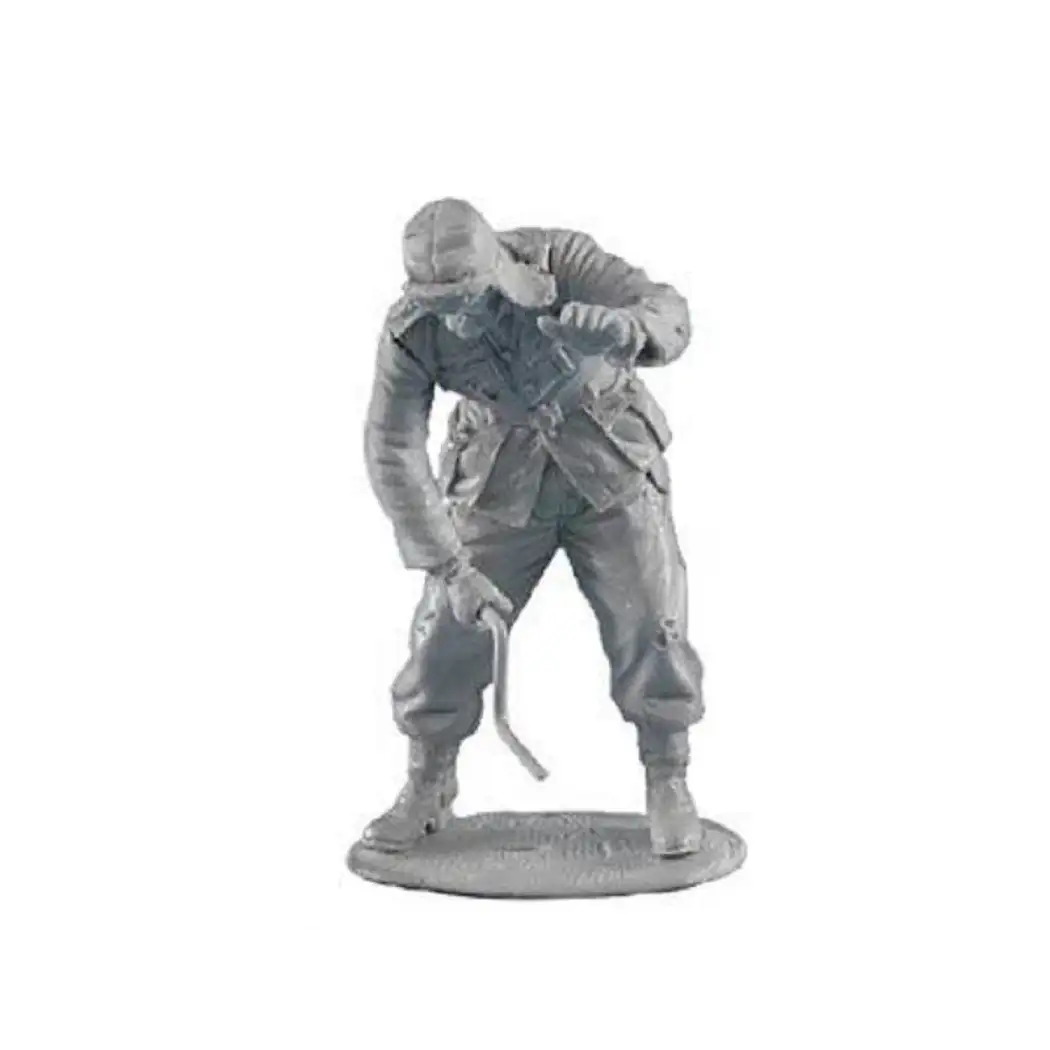 1/35 Resin Model Kit German Soldier Driver Starts the Car WW2 Unpainted - Model-Fan-Store