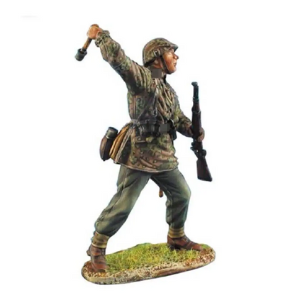 1/35 Resin Model Kit German Soldier Grenadier Throws a Grenade WW2 Unpainted - Model-Fan-Store