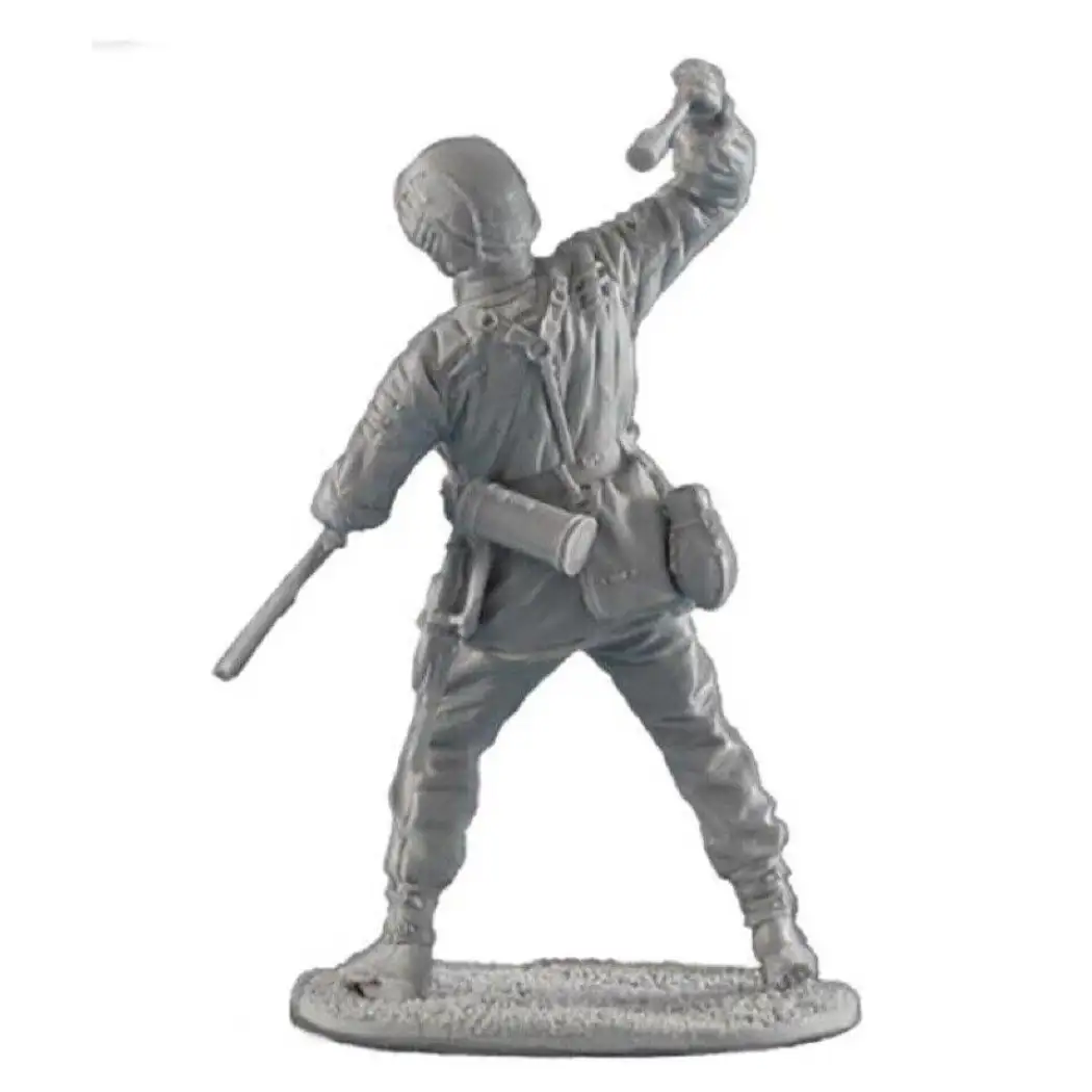 1/35 Resin Model Kit German Soldier Grenadier Throws a Grenade WW2 Unpainted - Model-Fan-Store