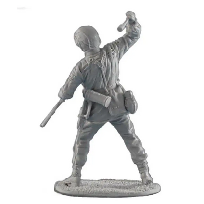 1/35 Resin Model Kit German Soldier Grenadier Throws a Grenade WW2 Unpainted - Model-Fan-Store