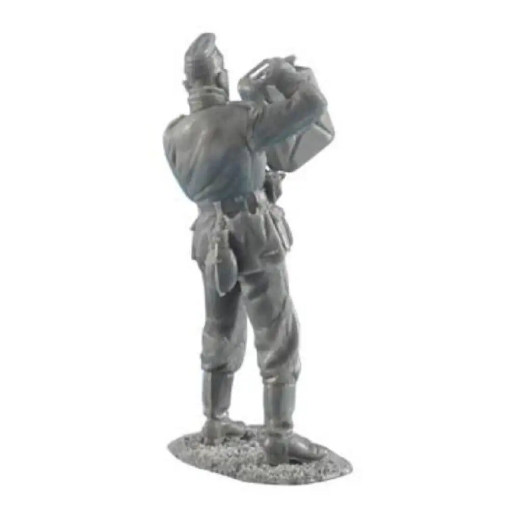 1/35 Resin Model Kit German Soldier Infantryman Refueling WW2 Unpainted - Model-Fan-Store