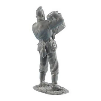 1/35 Resin Model Kit German Soldier Infantryman Refueling WW2 Unpainted - Model-Fan-Store