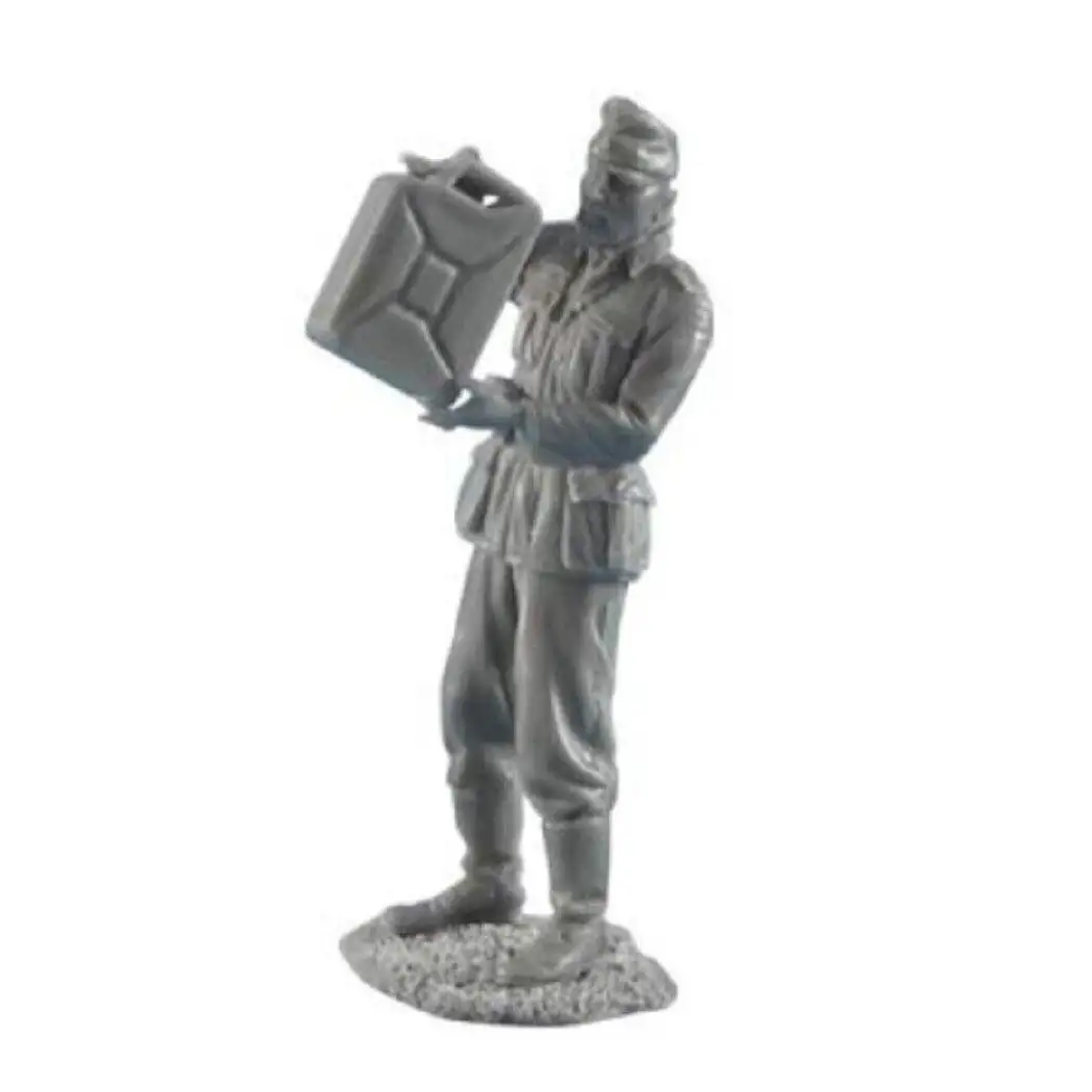 1/35 Resin Model Kit German Soldier Infantryman Refueling WW2 Unpainted - Model-Fan-Store