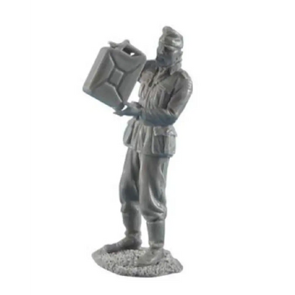 1/35 Resin Model Kit German Soldier Infantryman Refueling WW2 Unpainted - Model-Fan-Store