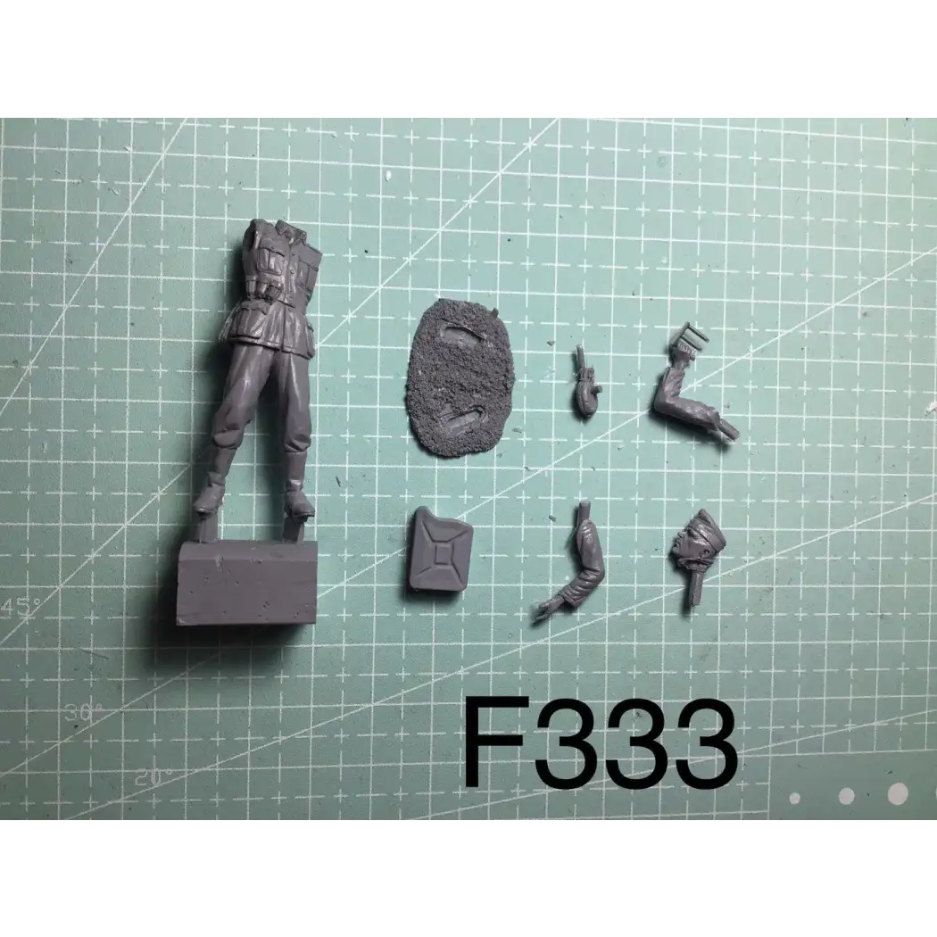 1/35 Resin Model Kit German Soldier Infantryman Refueling WW2 Unpainted - Model-Fan-Store