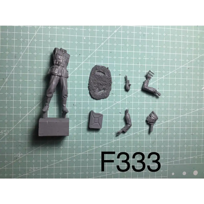 1/35 Resin Model Kit German Soldier Infantryman Refueling WW2 Unpainted - Model-Fan-Store