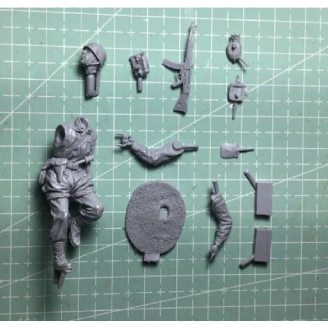 1/35 Resin Model Kit German Soldier Infantryman Rush WW2 Unpainted - Model-Fan-Store