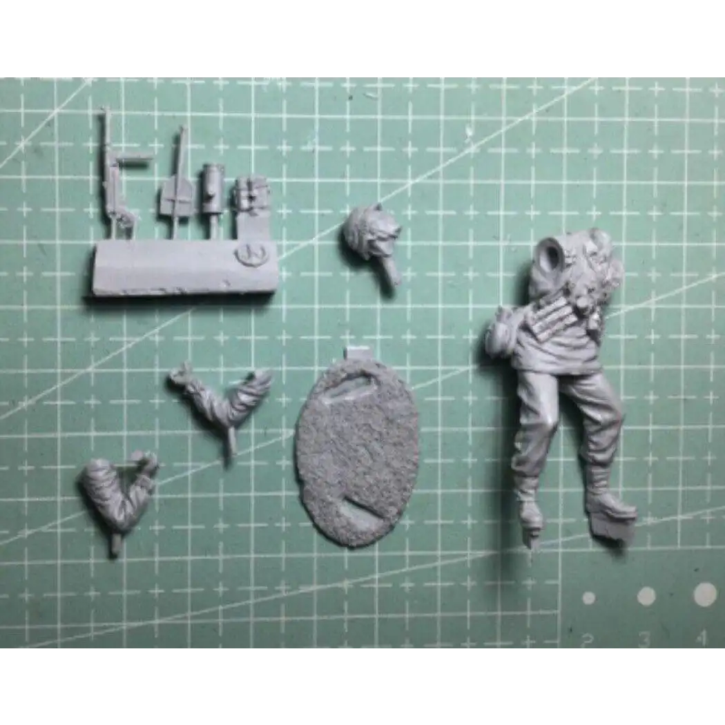 1/35 Resin Model Kit German Soldier Infantryman Throws a Grenade WW2 Unpainted - Model-Fan-Store