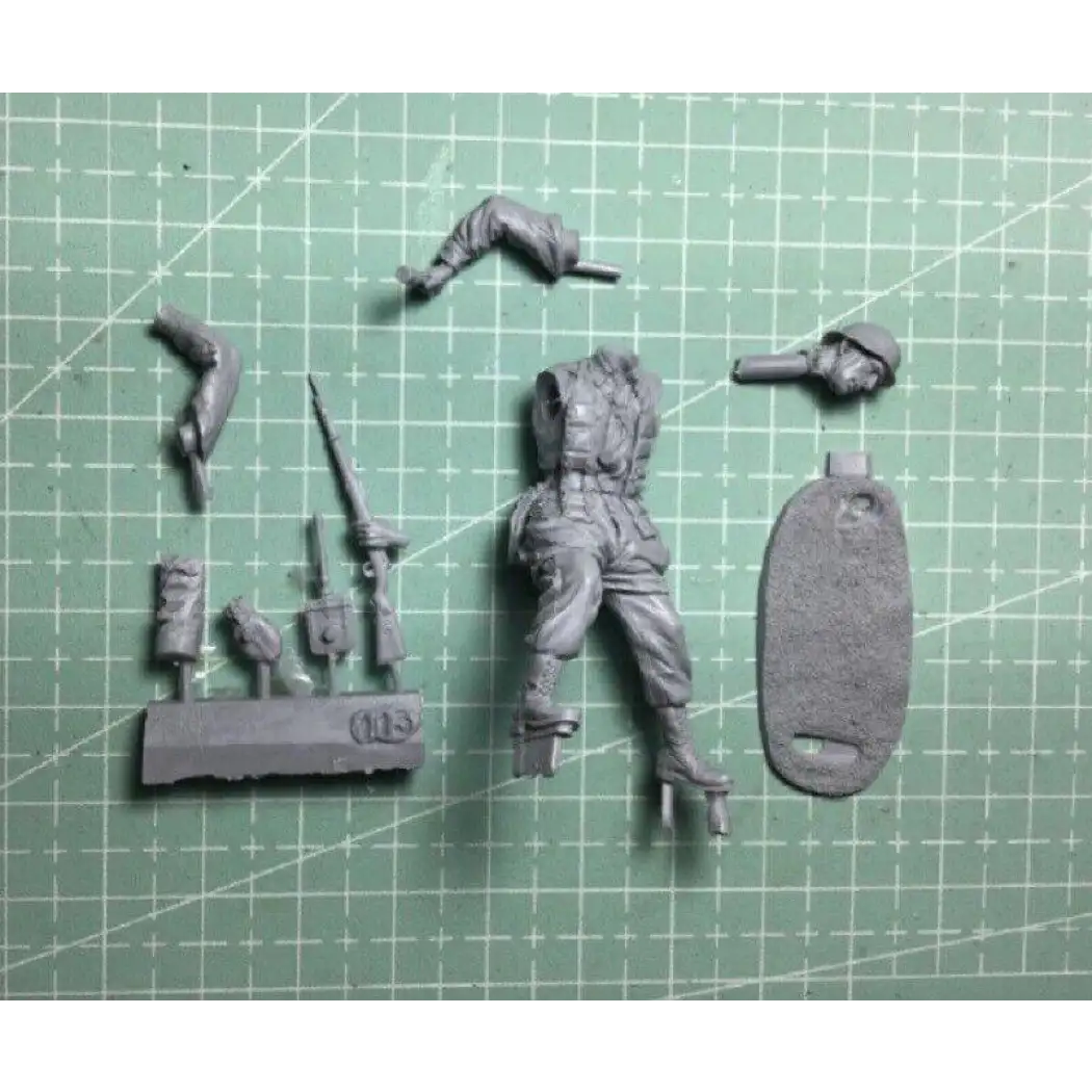 1/35 Resin Model Kit German Soldier Infantryman Throws a Grenade WW2 Unpainted - Model-Fan-Store