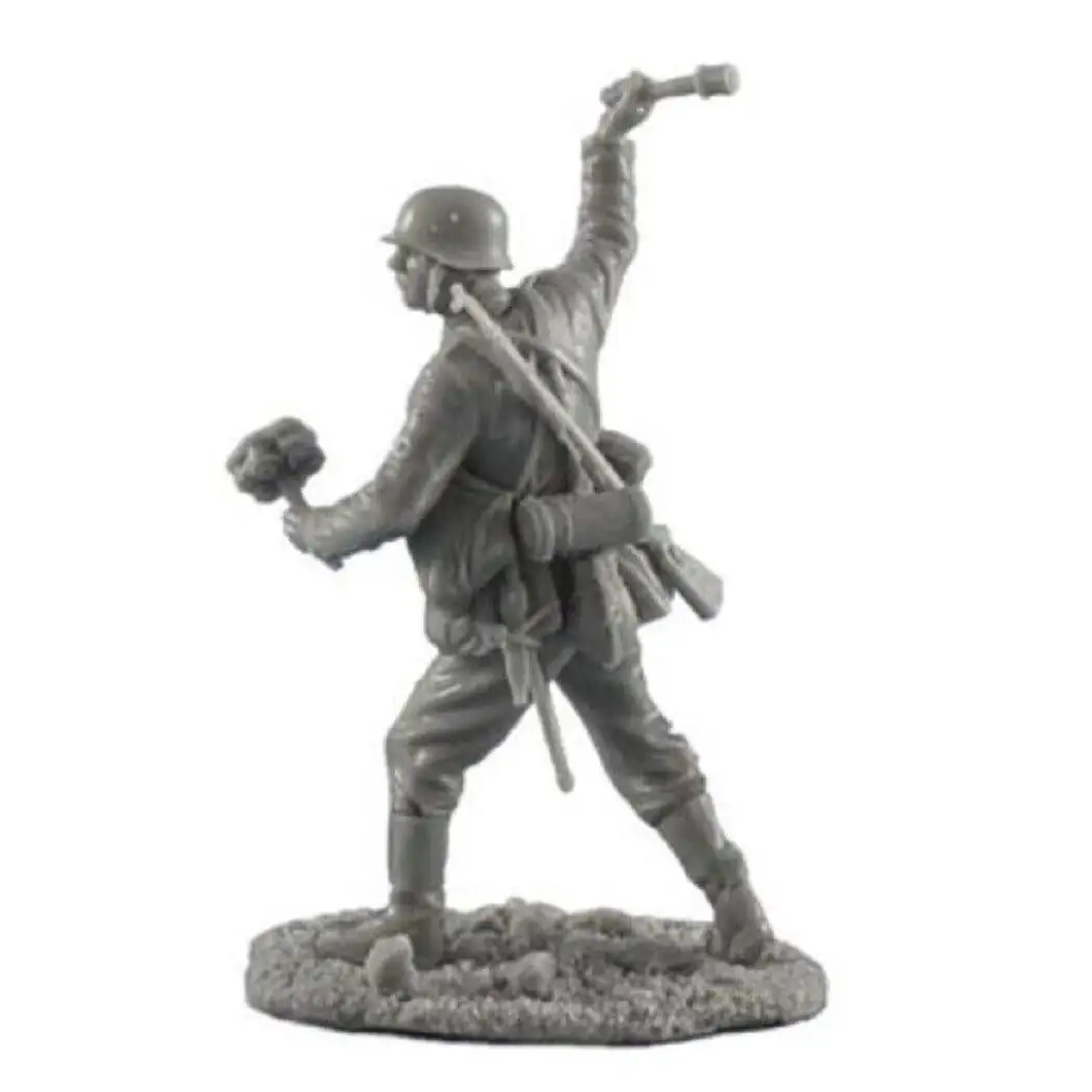 1/35 Resin Model Kit German Soldier Infantryman Throws a Grenade WW2 Unpainted - Model-Fan-Store