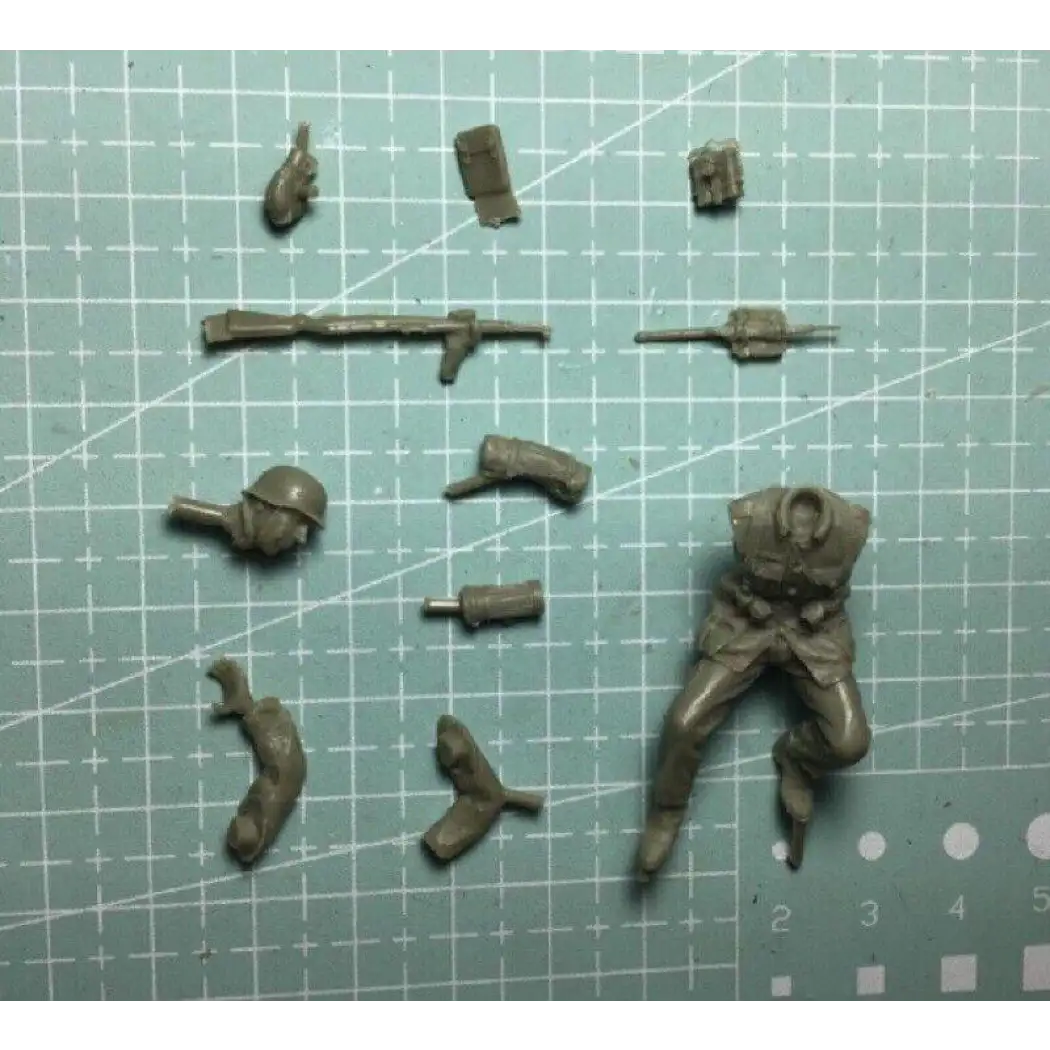 1/35 Resin Model Kit German Soldier Infantryman WW2 Unpainted - Model-Fan-Store